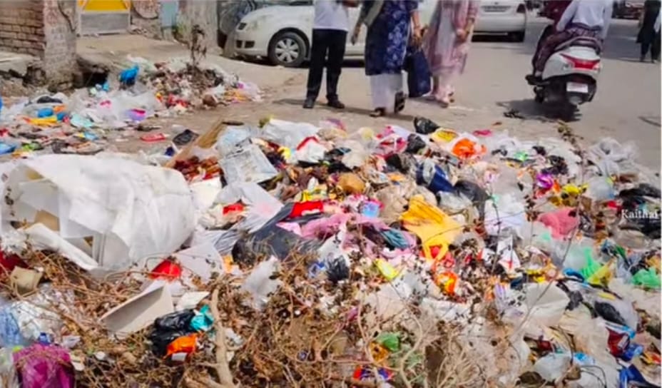 शहर के माता गेट पर लगा कचरे का अंबार। सोशल मीडिया