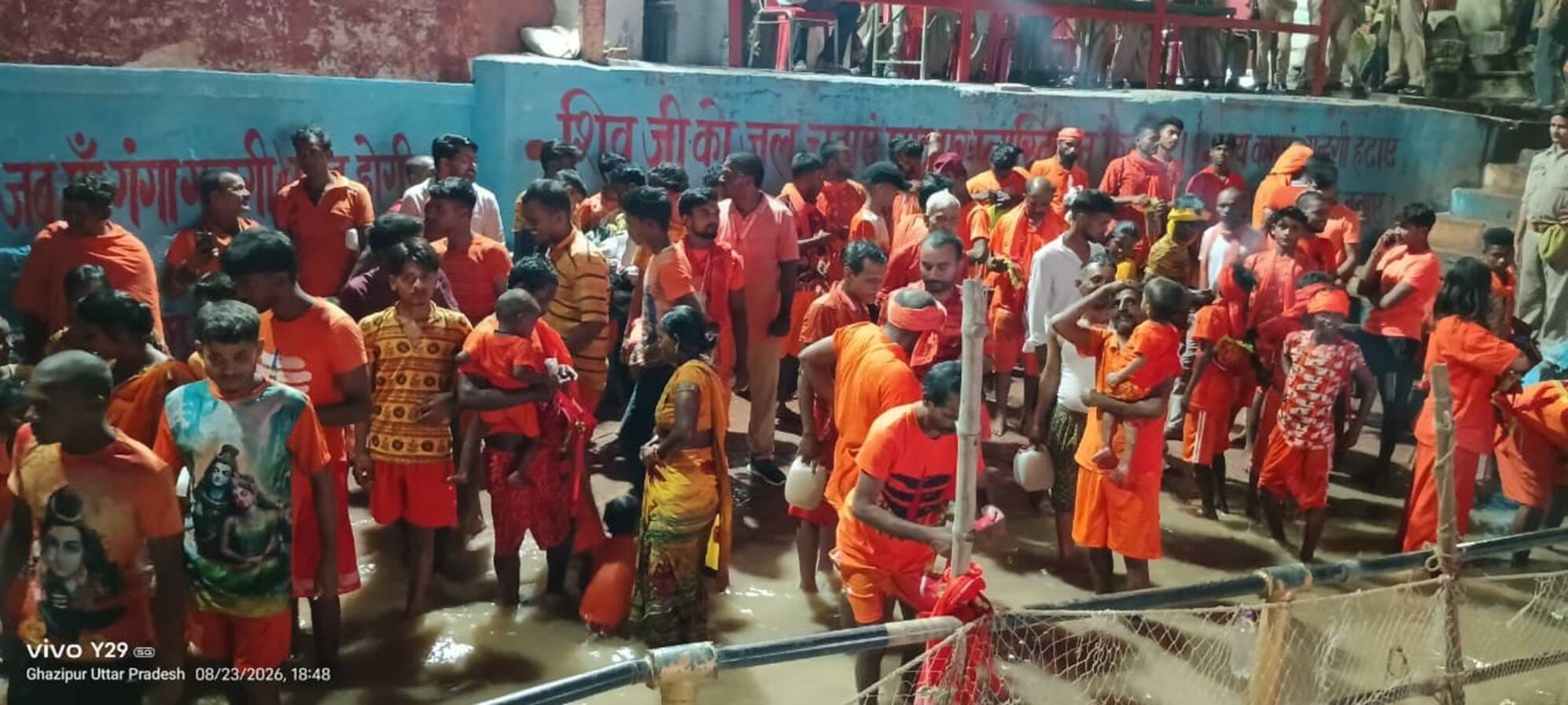 शहर के ददरीघाट पर गंगा स्नान करते कांवड़ियें। संवाद
