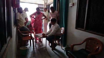 शहरी प्राथमिकी स्वास्थ्य केंद्र मोहसिनपुर मंसूरपुर पर रविवार को बिजली न होने के कारण गैलरी में 
