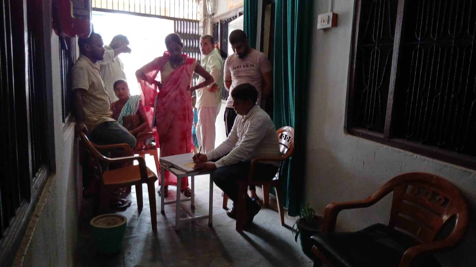 शहरी प्राथमिकी स्वास्थ्य केंद्र मोहसिनपुर मंसूरपुर पर रविवार को बिजली न होने के कारण गैलरी में 