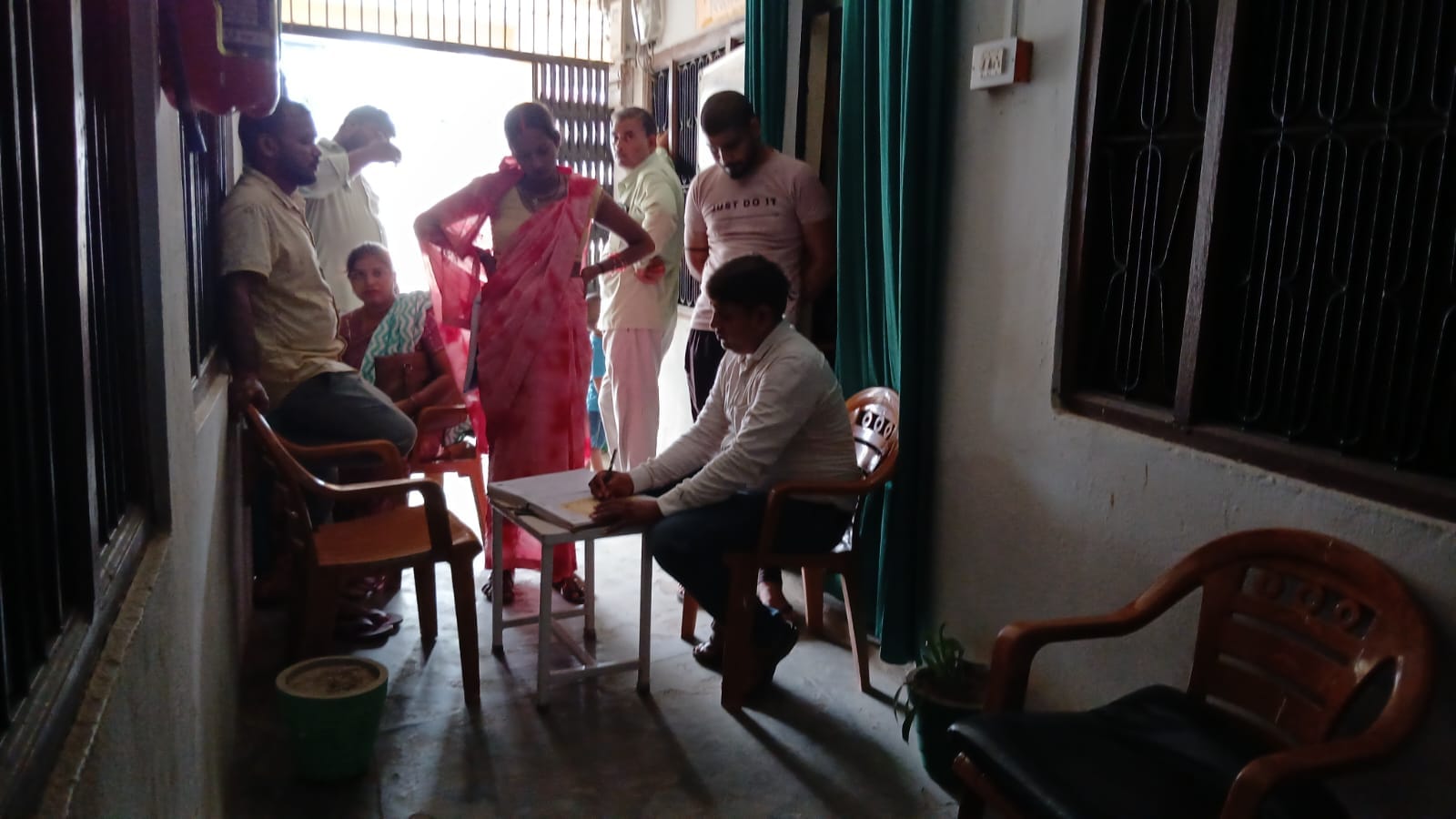 शहरी प्राथमिकी स्वास्थ्य केंद्र मोहसिनपुर मंसूरपुर पर रविवार को बिजली न होने के कारण गैलरी में 