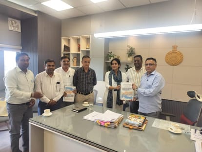 शिक्षा विभाग के प्रधान सचिव को पुस्तक भेंट करते हुए डीसी अपराजिता व शिक्षा विभाग के अधिकारी।