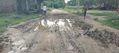 शेखापुर गांव में कीचड़ में तब्दील रास्ता, जान जोखिम में डालकर स्कूल जाने को मजबूर मासूम। आज का फ