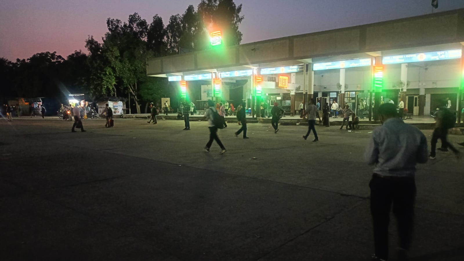 शाम के समय जींद रूट पर बसों के इंतजार में  खड़े यात्री। संवाद