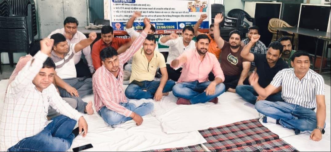 शमली तहसील पर धरना देते लेखपाल ,