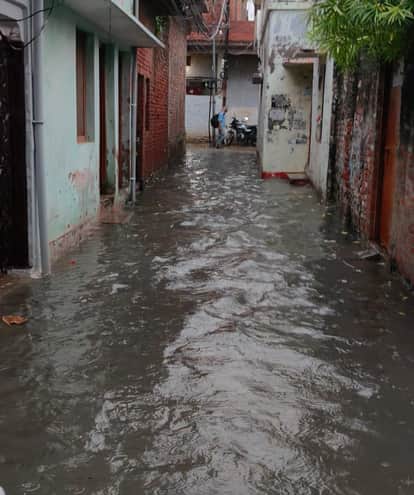 शनिवार शाम को हुई बारिश के बाद अकबरपुर नगरपालिका के गांधीनगर वार्ड की गली में भरा पानी। संवाद
