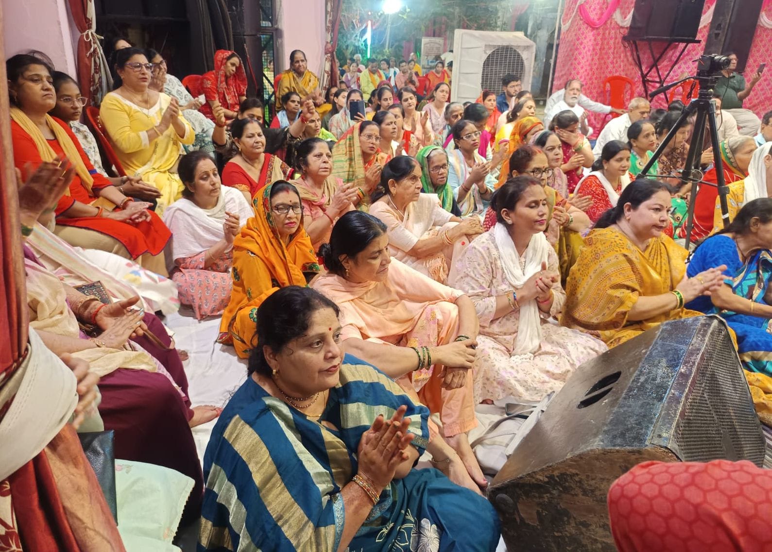 श्री राम कथा में मौजूद श्रद्धालु। संवाद