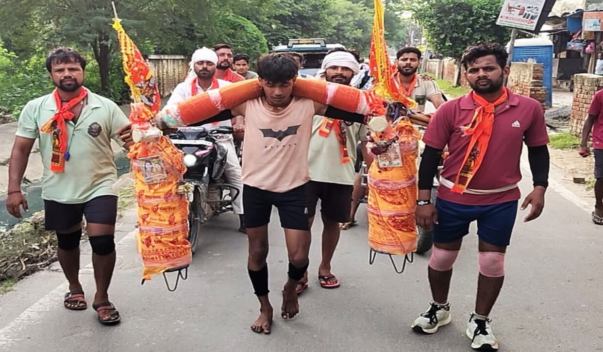 A Muslim man in the group lifted a 61-liter *Kalash Kanwar*.