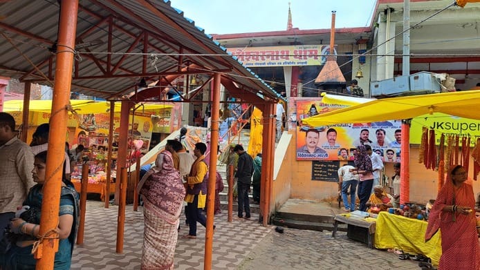 तामेश्वरनाथ मंदिर में पहुंचे श्रद्धालु। संवाद