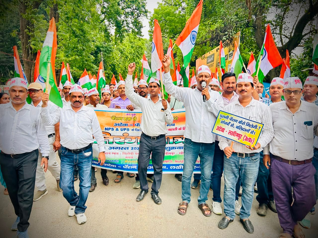 तिरंगा यात्रा में शामिल शिक्षकगण। स्रोत स्वयं