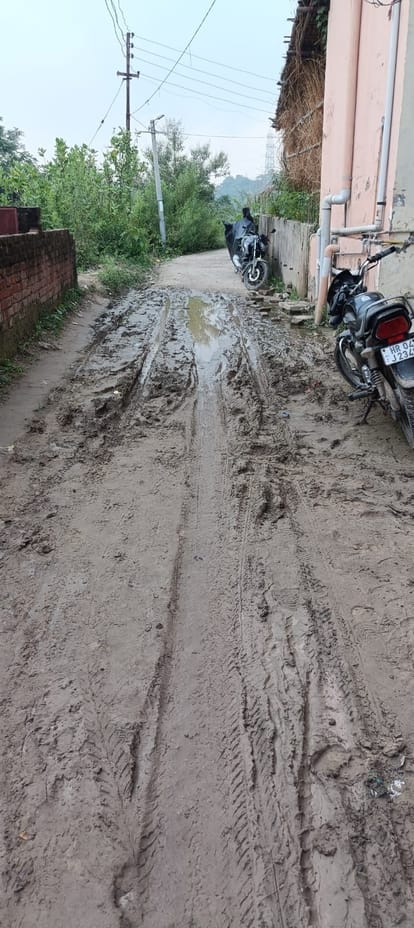 त्रिलोकपुर में कीचड़ से भरा रास्ता। संवाद