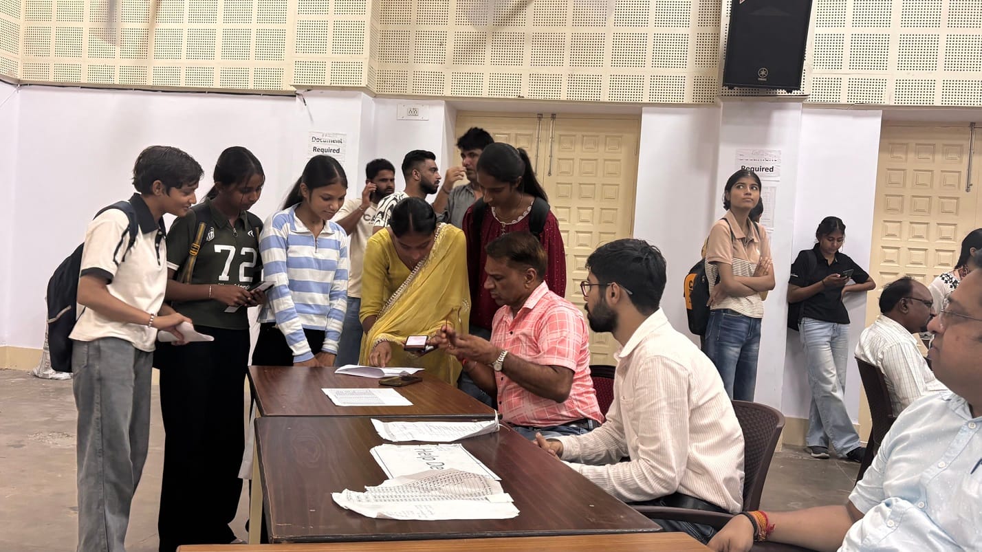 दाखिला करवाने पहुंचे विद्यार्थी। संवाद