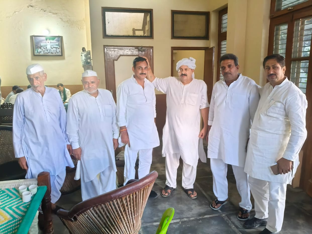 BSP candidate Vineet Bharala met Naresh Tikait and sought his blessings.