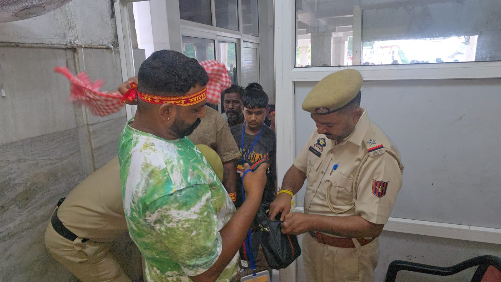 दर्शनी ड्योढ़ी में जांच करती पुलिस।