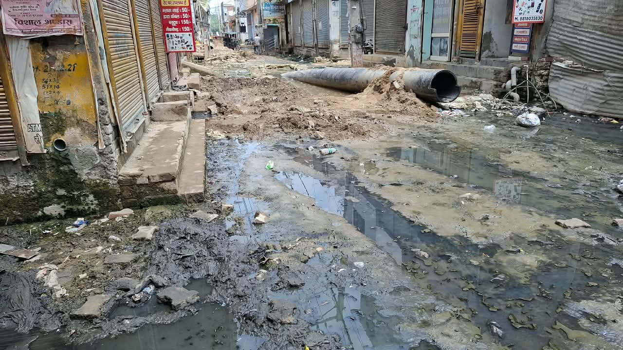 देवी मंदिर रोड पर बना कीचड़। संवाद