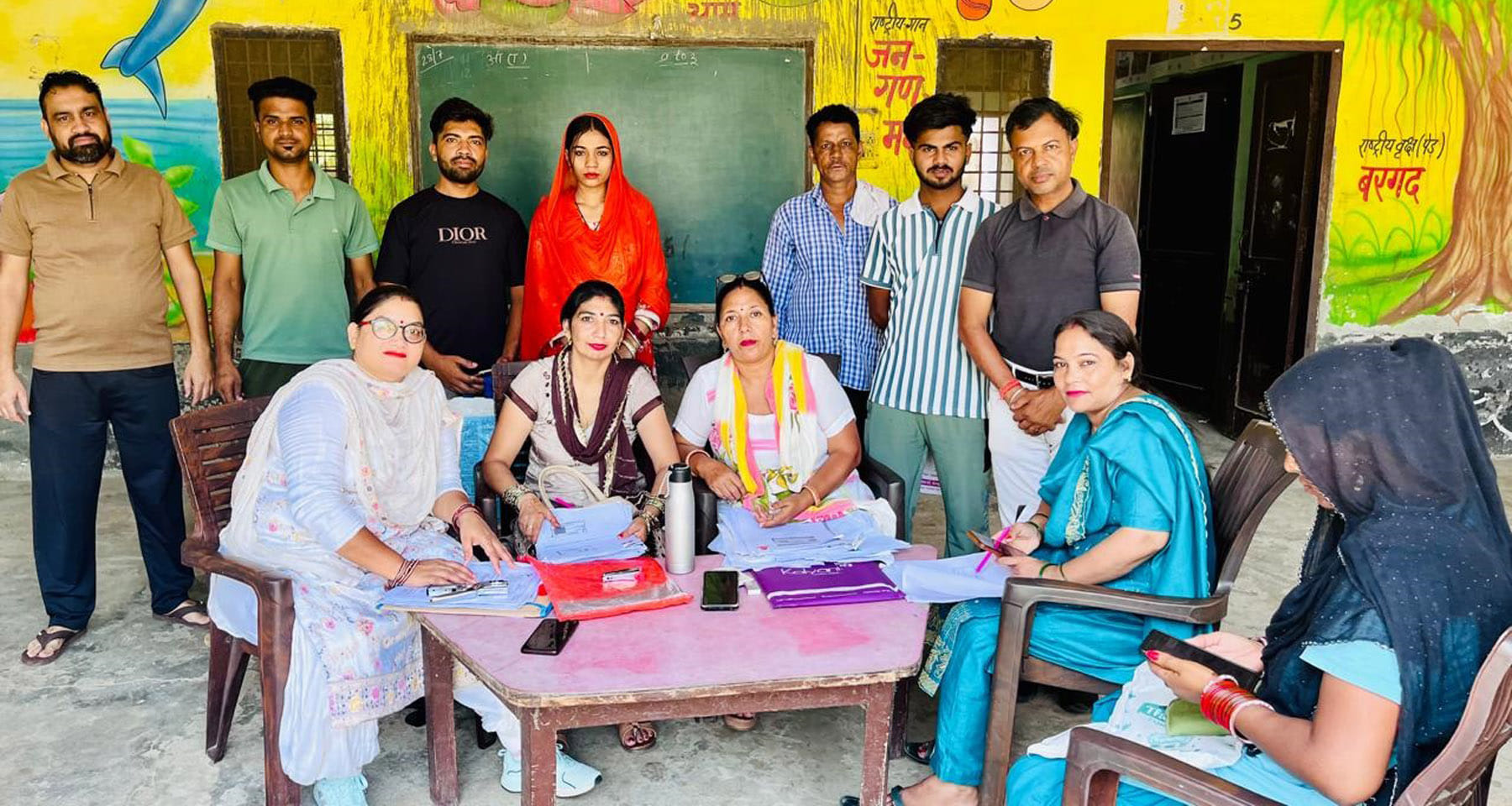 दावे व आपत्तियां निपटाते मौजूद सुपरवाइजर और बीएलओ। विज्ञप्ति