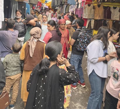 ठियोग में रविवार को खरीदारी के लिए उमड़े लोग। संवाद