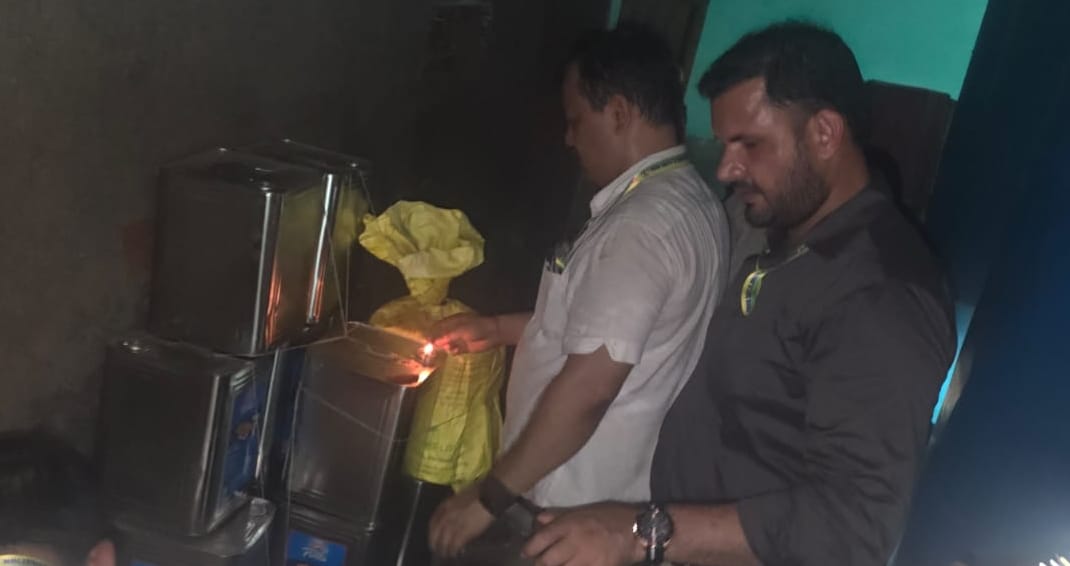 Raids conducted on units producing *khoya* from vegetable ghee and skimmed milk powder; 700 kg destroyed.