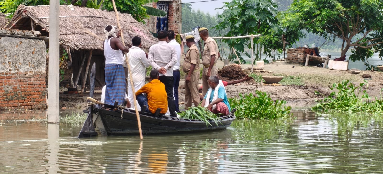 धनघटा के बाढ़ प्रभावित गांव ढोलबजा का जायजा लेने जाते अधिकारी। संवाद