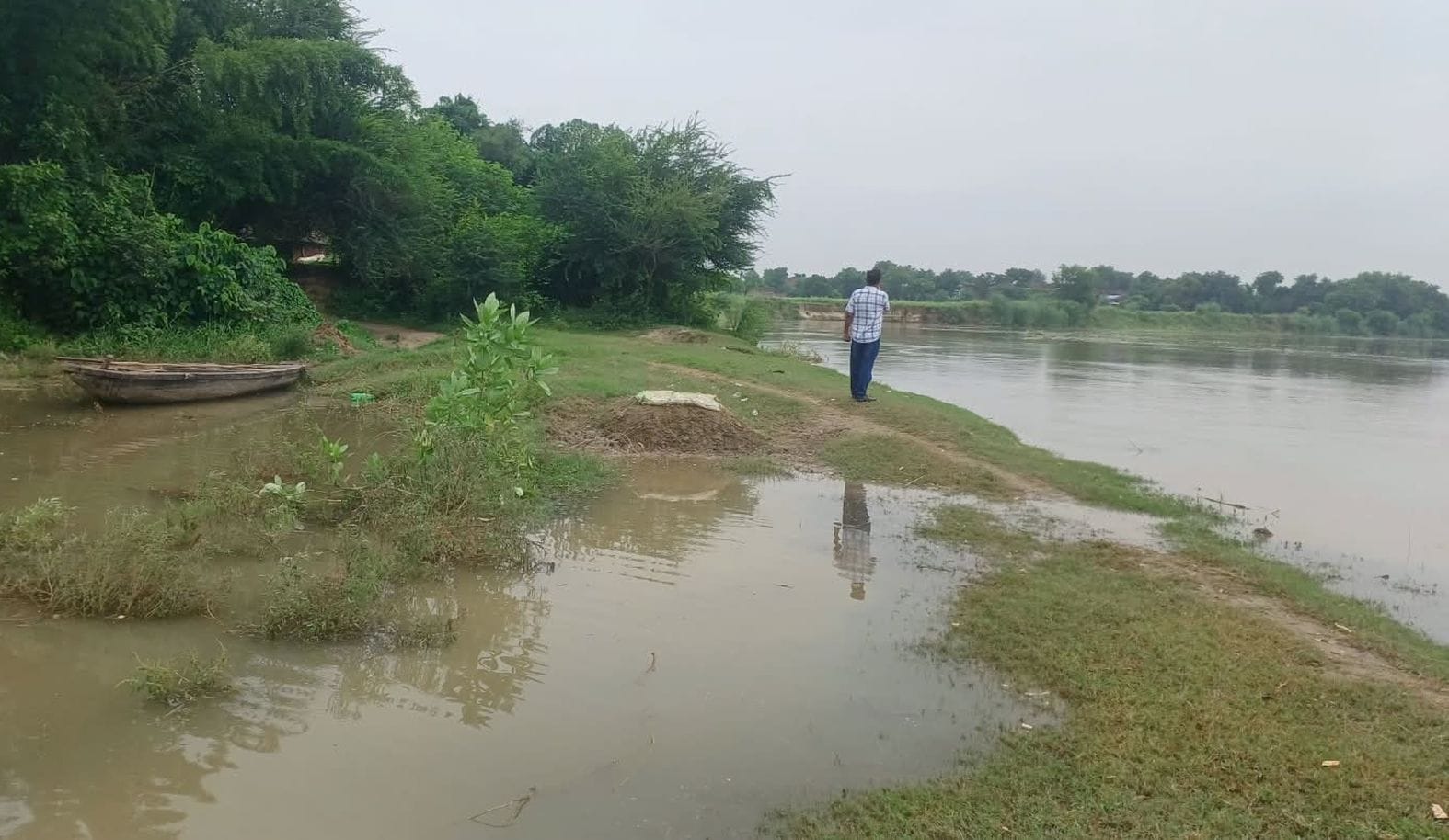 धनपतगंज क्षेत्र में थमा गोमती नदी का जलस्तर। संवाद