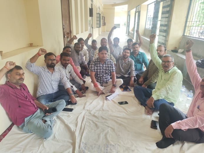 धौरहरा तहसील में धरना प्रदर्शन करते लेखपाल। संवाद