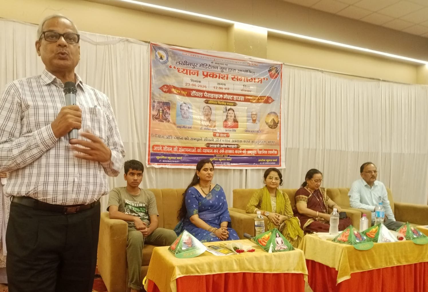 ध्यान प्रकाश समागम में संबोधित करते हुए मास्टर्स। संवाद