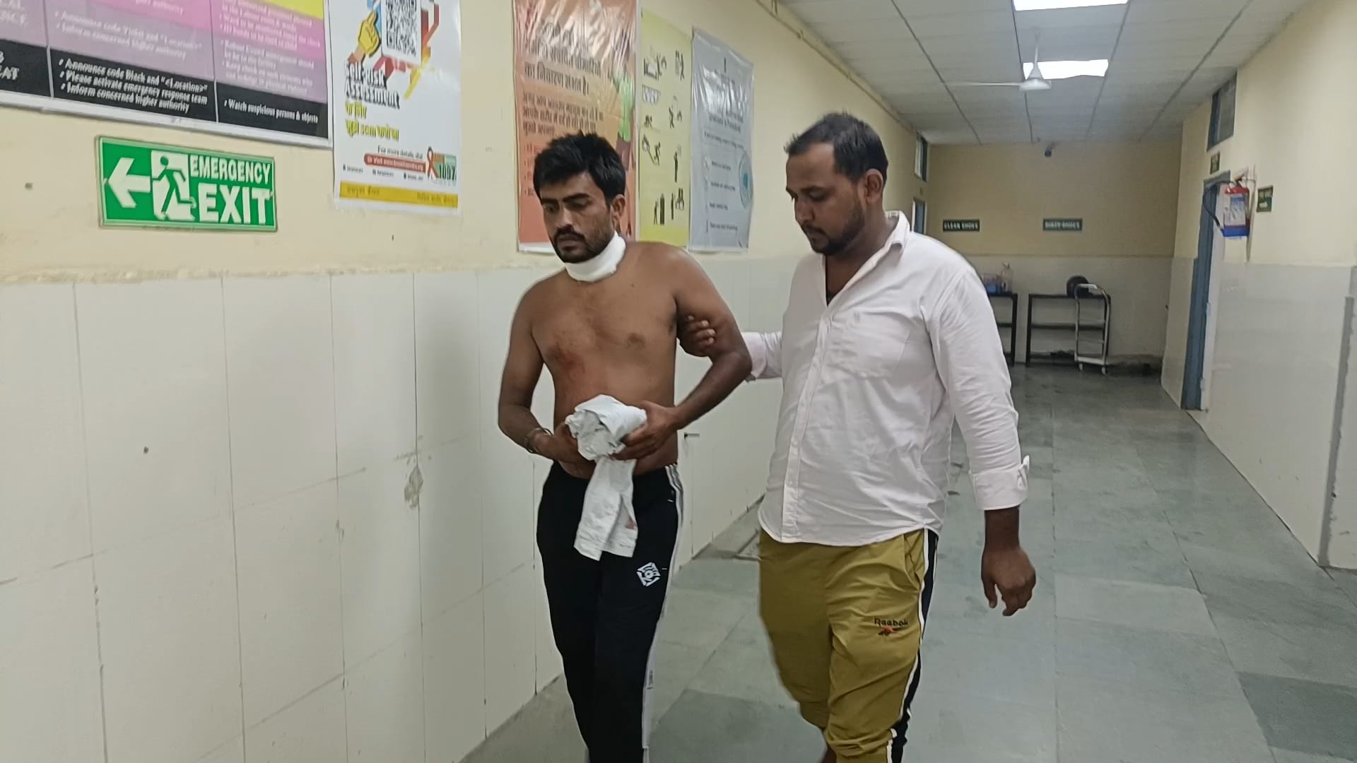 उपचार के बाद अस्पताल से बाहर आता घायल जोगिंदर। संवाद