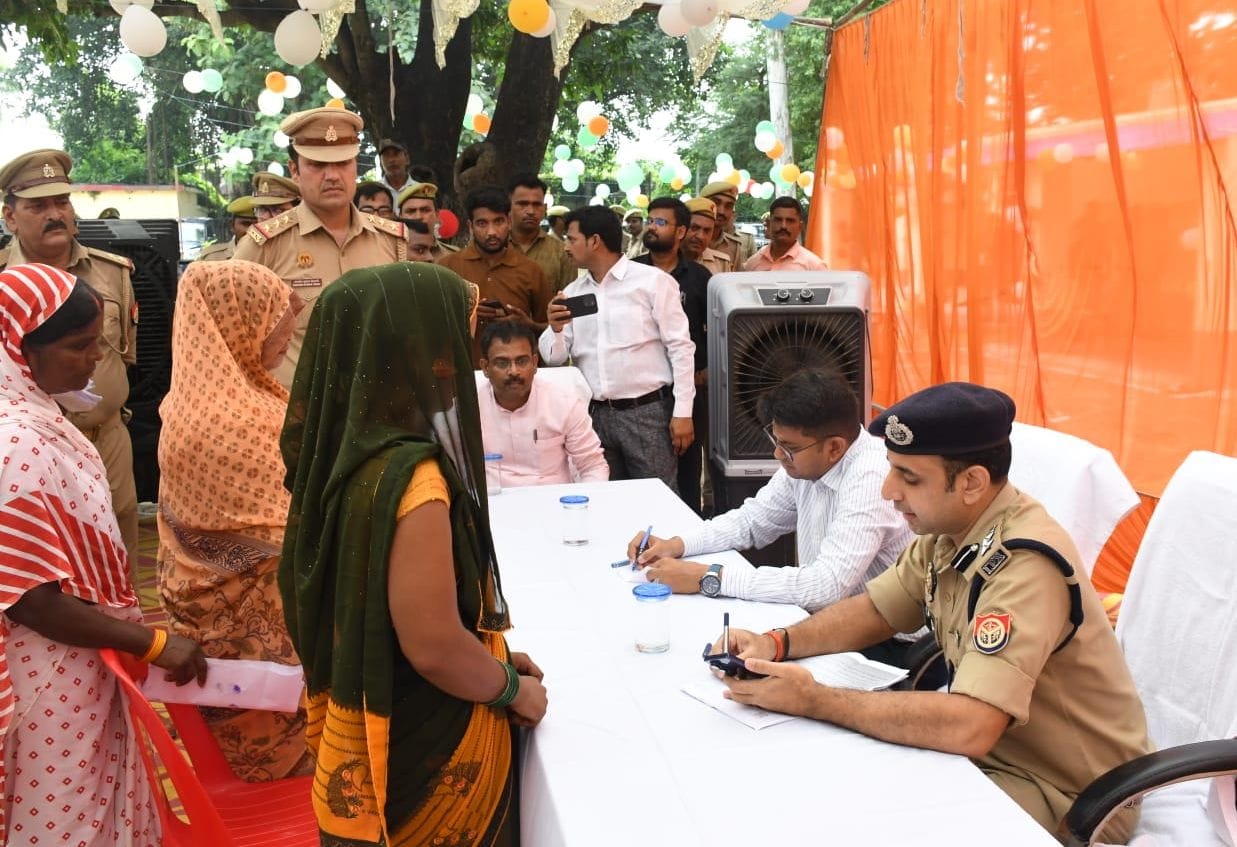 उसका बाजार थाना समाधान दिवस पर लोगों की समस्या सुनते डीएम शिवशरणप्पा जीएन, एसपी डॉ. अभिषेक मह