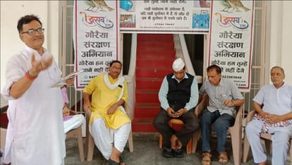 उत्सव ट्रस्ट की ओर से आयोजित शिवार्चन काव्य संध्या में काव्य पाठ करते कविगण। स्रोत संस्थान  