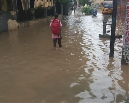 ऊन कस्बे में सड़क पर बारिश से भरा पानी।