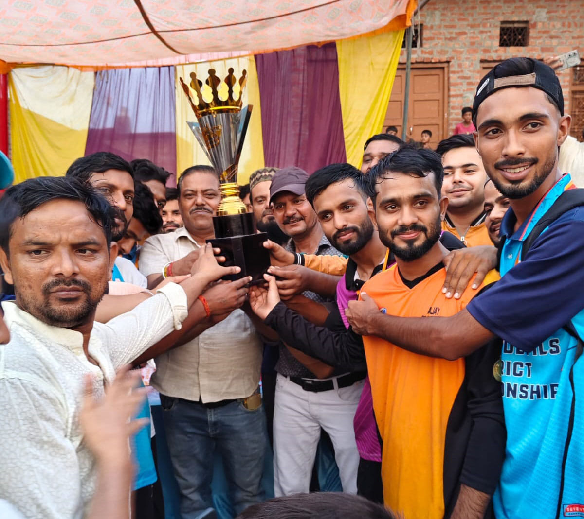 विजेता टीम को शील्ड देकर सम्मानित करते दीपक चौहान। संवाद