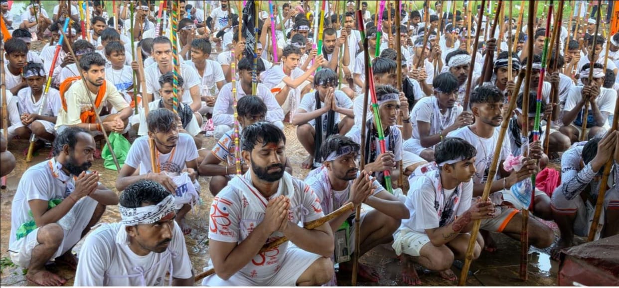 Dak Bam Kanwariyas set out for Jalabhishek on the last Monday of Sawan.