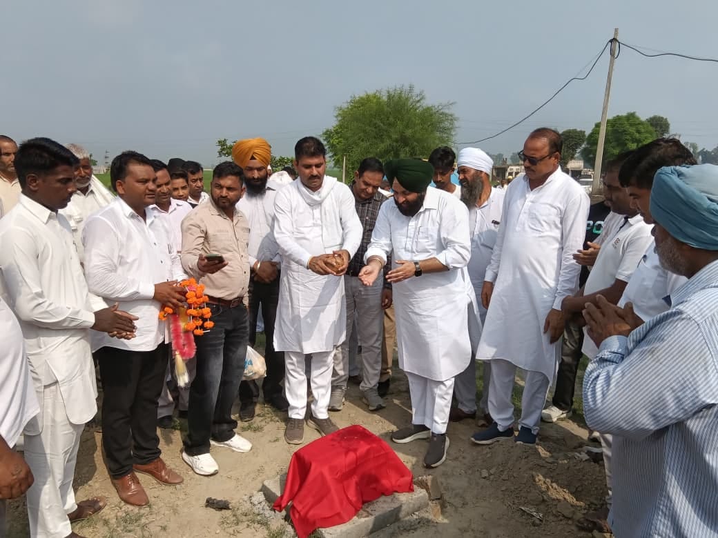 विकाय कार्यों का शिलान्यास करते हुए विधायक सतपाल जाम्बा। विज्ञप्ति