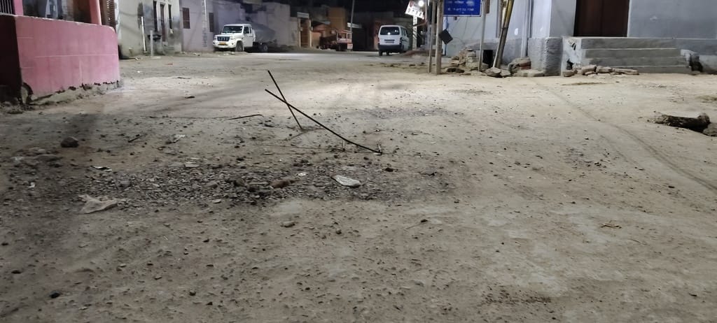 वाल्मीकि चौक पर बनाए गए नाले पर बाहर  निकले  लोहे  के  सरिए 