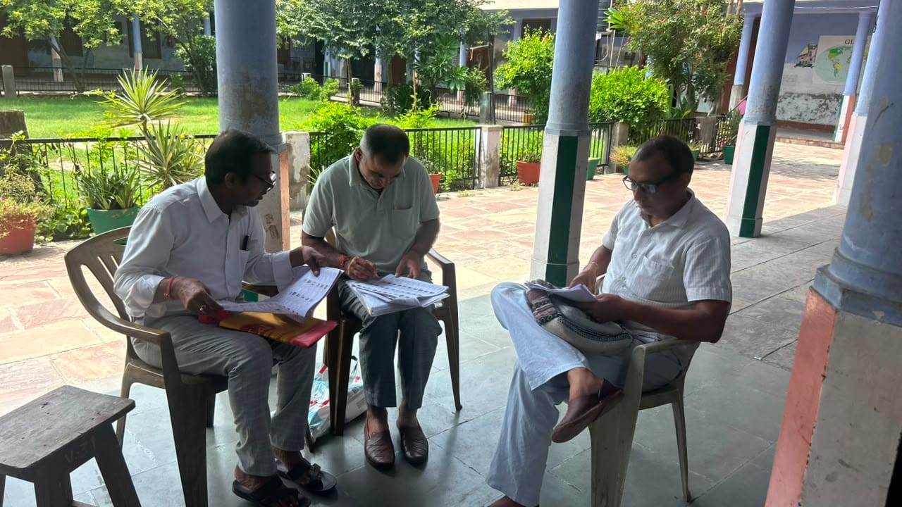 04-रोहतक शहर के वार्ड 19 में मतदान बूथ पर मतदाताओं के इंतजार पर में खाली बैठे बीएलओ। संवाद