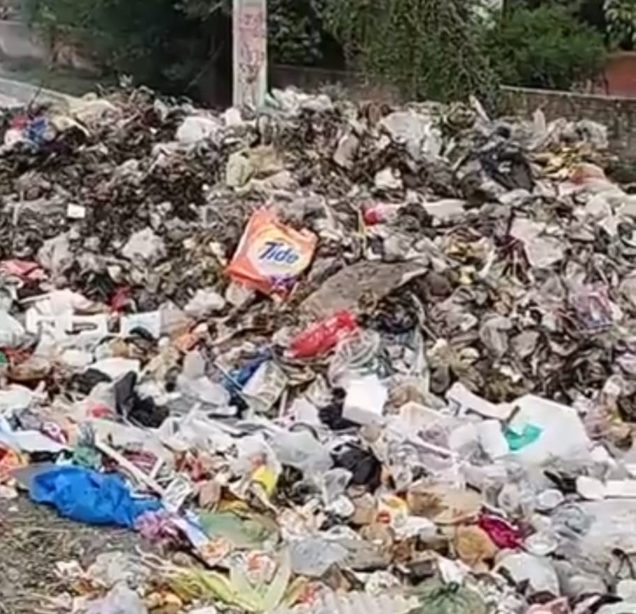 Sanitation workers' strike continues for the 18th day; piles of garbage scattered across the city.