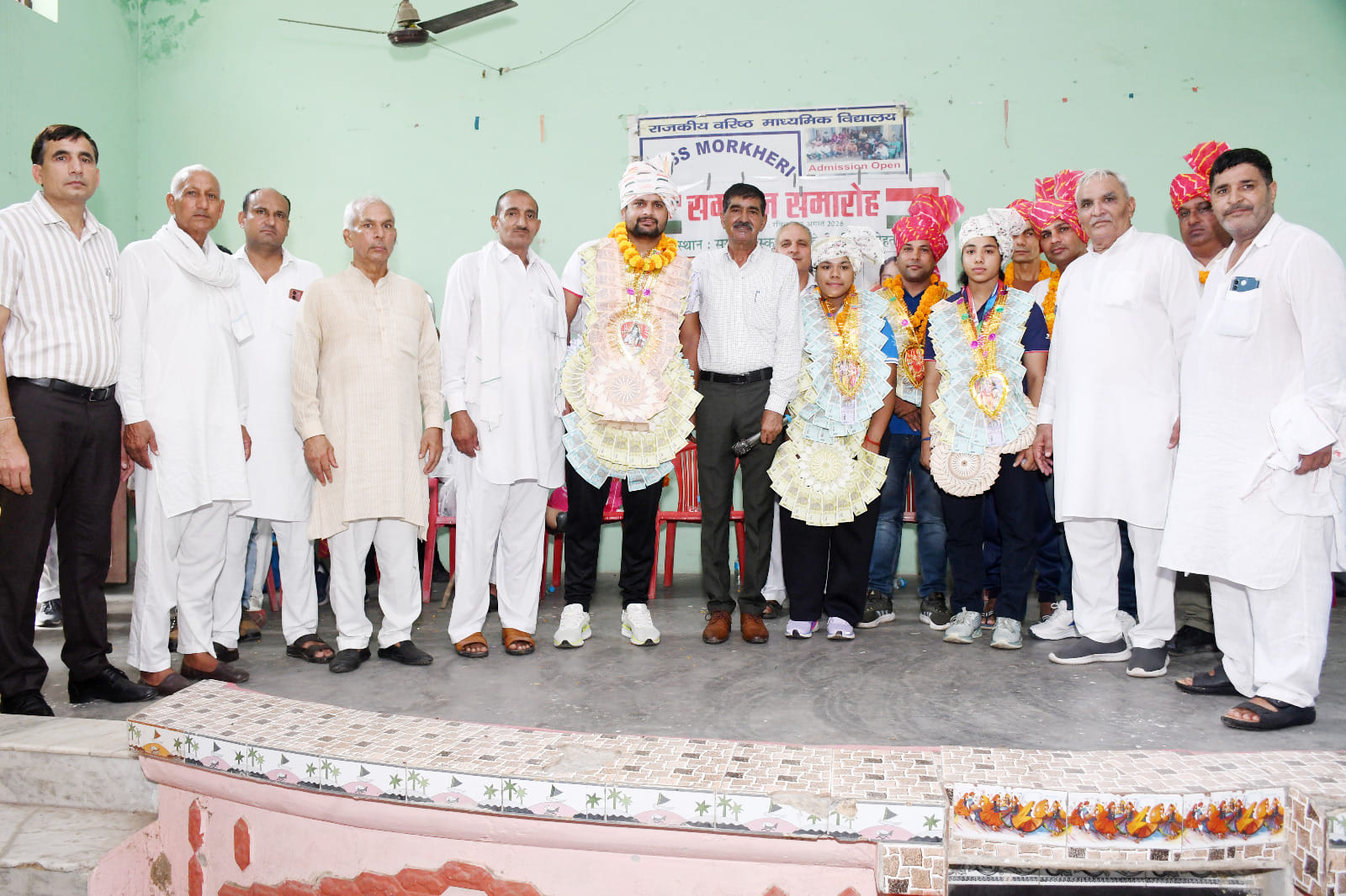 29 सांपला कस्बे के राजकीय वरिष्ठ माध्यमिक विद्यालय मोरखेड़ी में कोच प्रदीप, खिलाड़ी संजना व तम