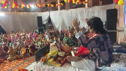 50-आर्य नगर स्थित बाबा मूला संत दरबार में श्रीमद् भागवत कथा सुनते श्रद्धालु। संवाद