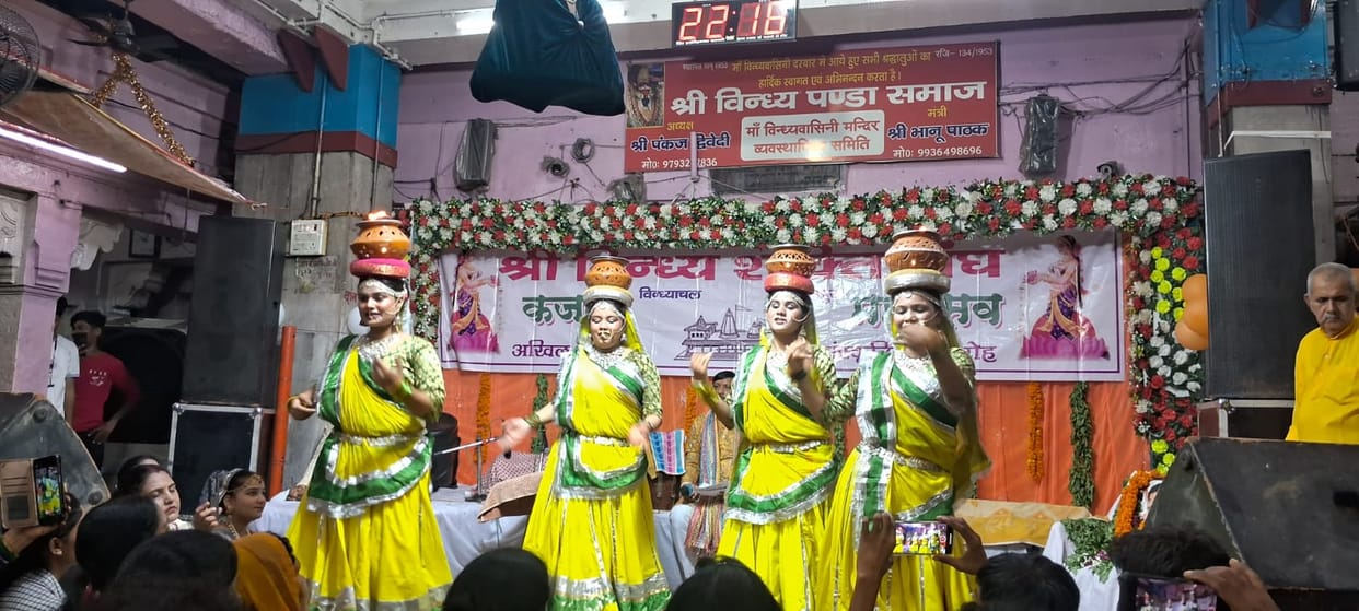 The audience danced enthusiastically to the song "Piya Mehndi Mangai De Motijheel Se."