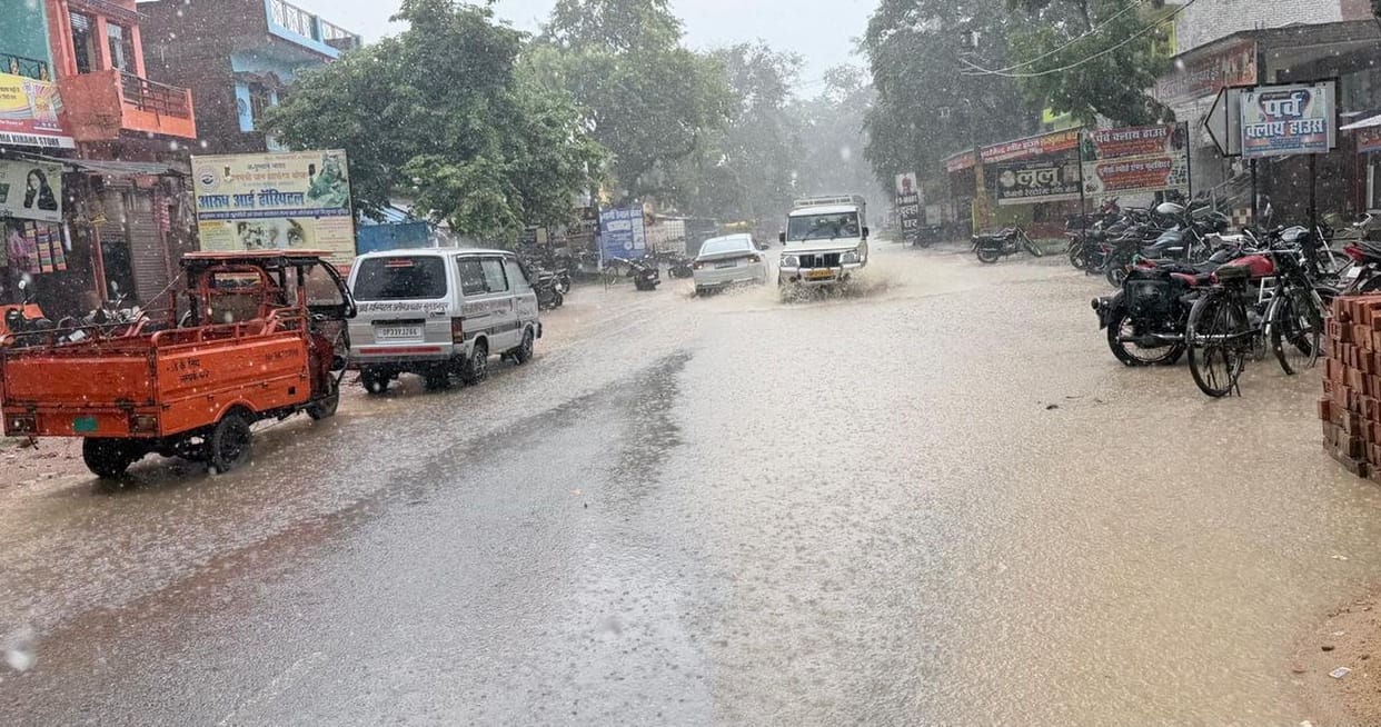 Heavy rain in Aliganj; highway turns into a pond