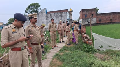 अलावल देवरिया में दुष्कर्म पीड़िता किशोरी का शव मिलने के बाद जांच करती पुलिस। - संवाद