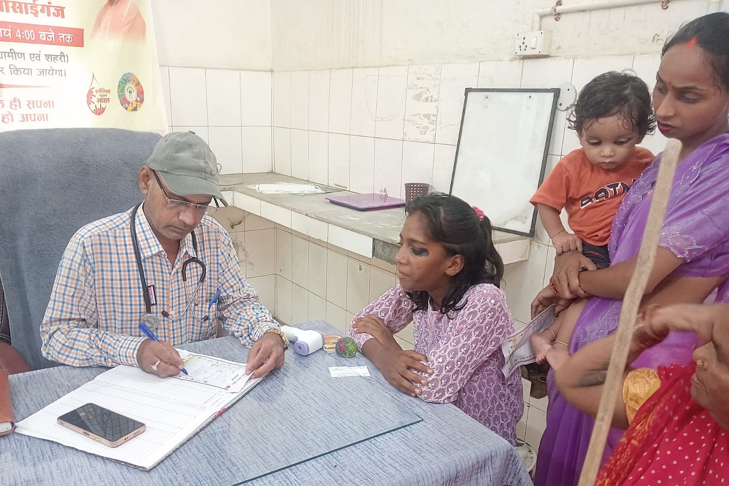 अमेठी के गोसाईगंज पीएचसी पर आयोजित आरोग्य मेले में मरीज का इलाज करते डॉक्टर। -संवाद