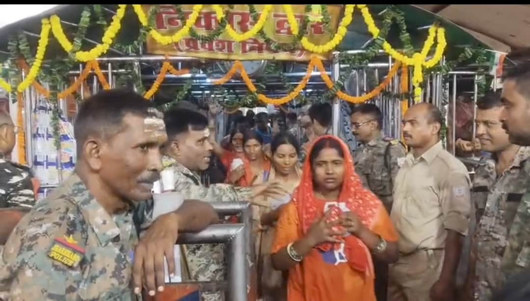 बाबा मंदिर में जलाभिषेक कर निकलते शिवभक्त