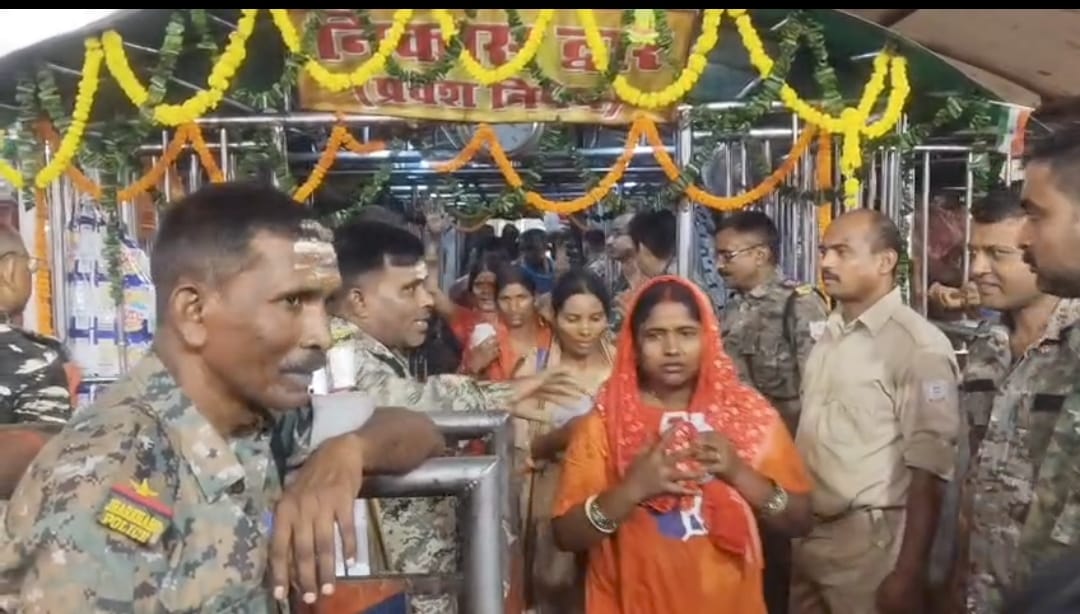 बाबा मंदिर में जलाभिषेक कर निकलते शिवभक्त