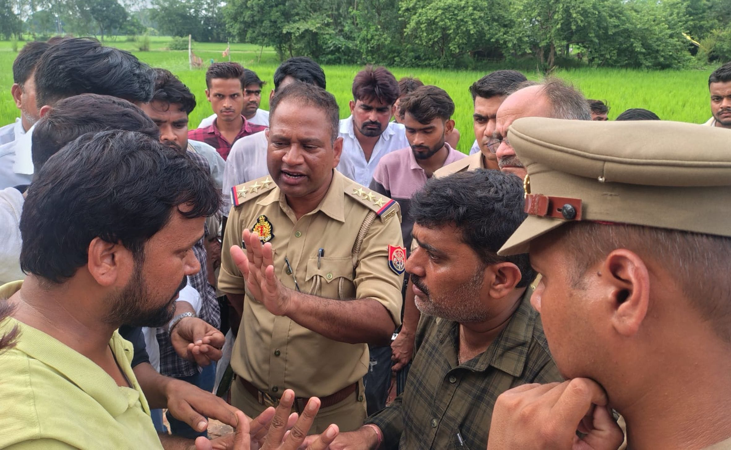 बछरावां क्षेत्र के विशुनपुर उपकेंद्र का घेराव करते उपभोक्ताओं और पुलिस के बीच होती बहस। 