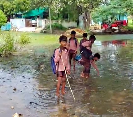 Agra News: घुटनों तक पानी पार कर स्कूल पहुंचे बच्चे, वीडियो वायरल