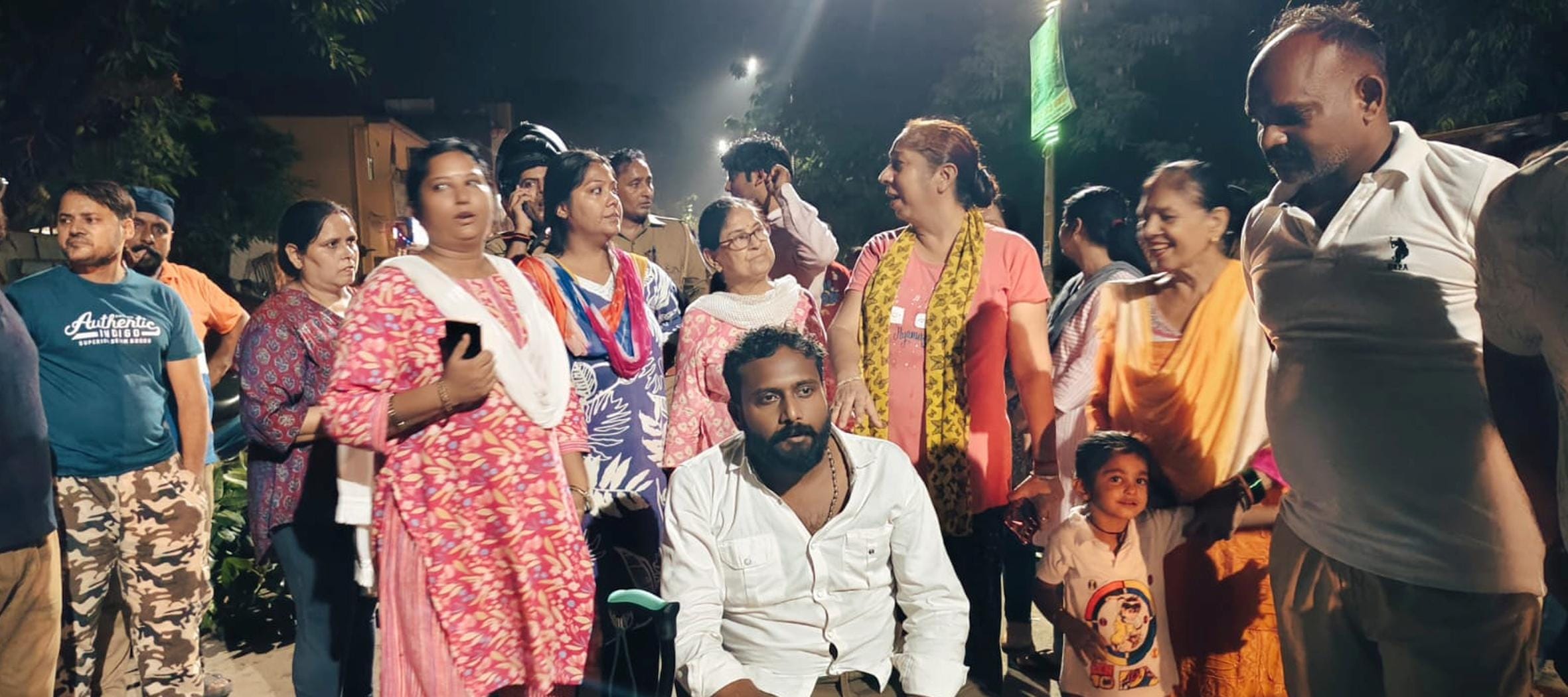 बहराइच में स्टेशन रोड पर बिजली कटौती के विरोध में जाम लगाकर प्रदर्शन करते लोग।