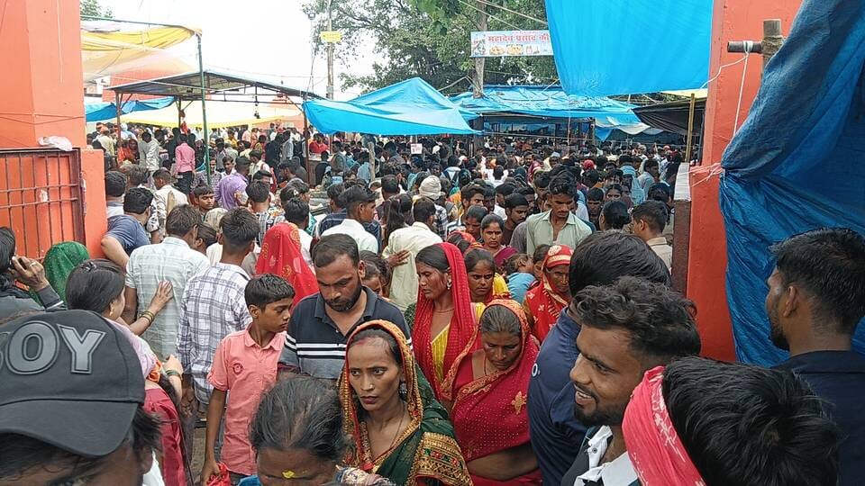 भूतनाथ मंदिर पर श्रद्धालुओं की भीड़।