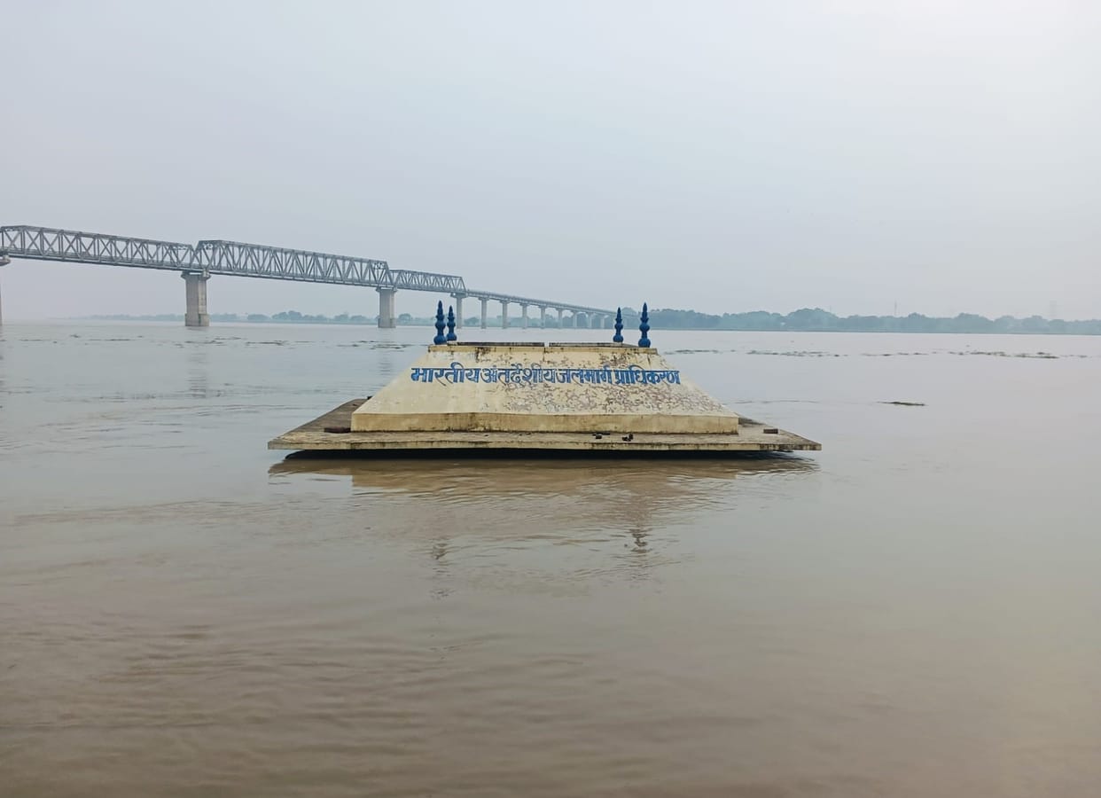 Ganga's flow begins to slow; water level drops by 22 cm.
