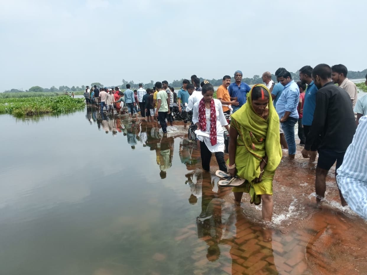 Belahiya-Ajgara connecting road washed away by the Saryu's current; 20,000 people affected.